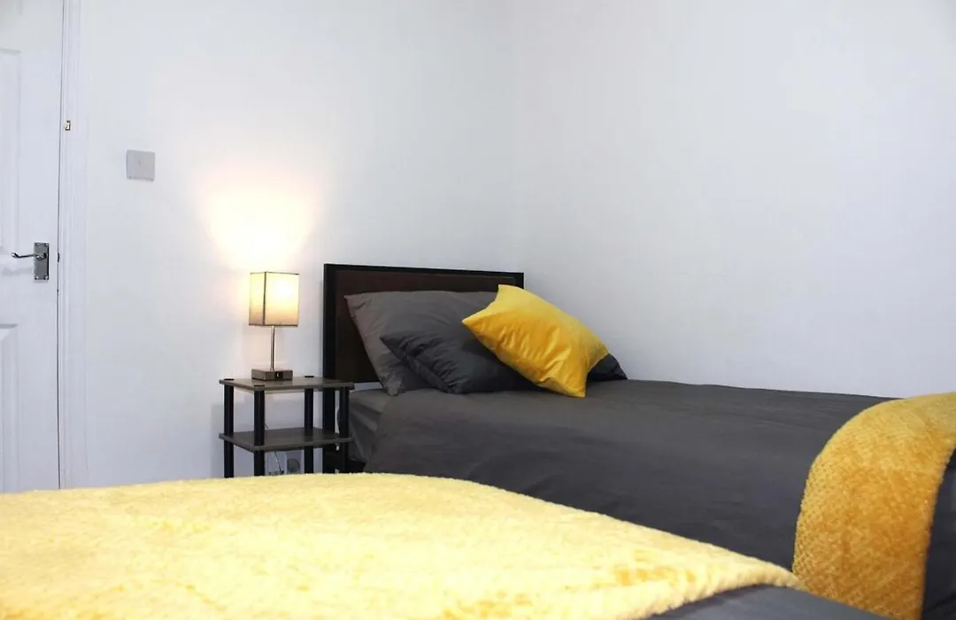 2 Min Walk Etihad Stadium & Coop Arena - 3Br, Free Parking-1