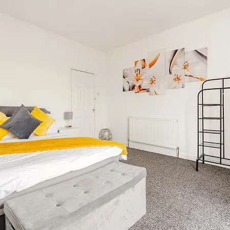 2 Min Walk Etihad Stadium & Coop Arena - 3Br, Free Parking-2