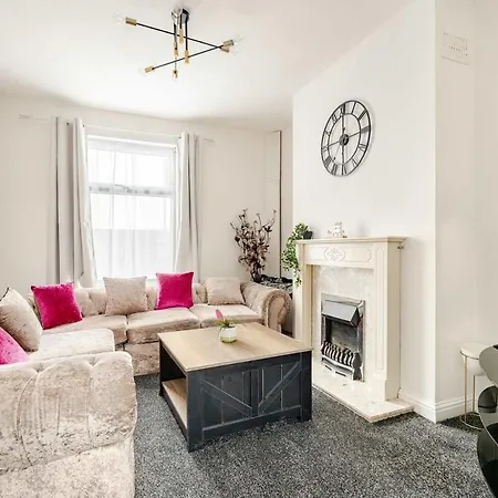 2 Min Walk Etihad Stadium & Coop Arena - 3Br, Free Parking-3